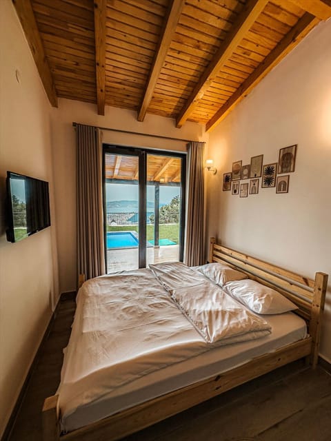 listing card gallery